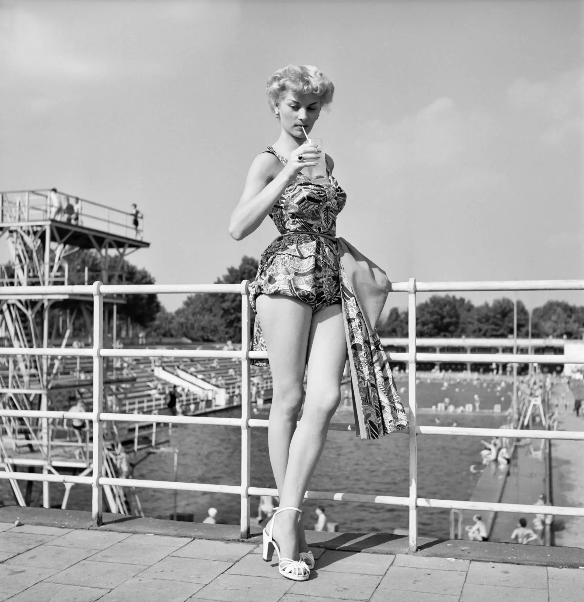 Eine Frau steht in einem Freibad.