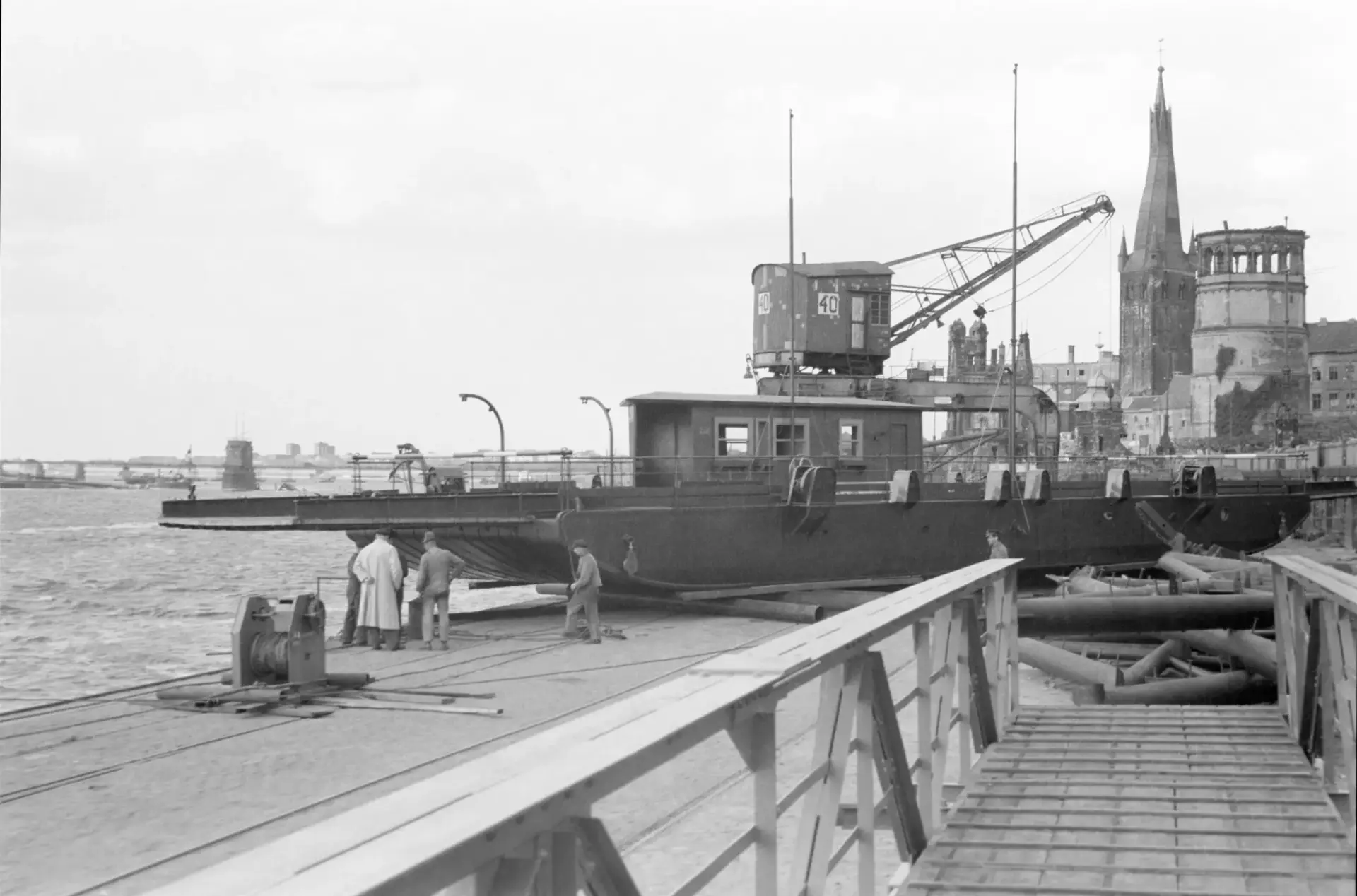 Ein Schiff steht am Ufer eines Flusses auf der Uferpromenade.
