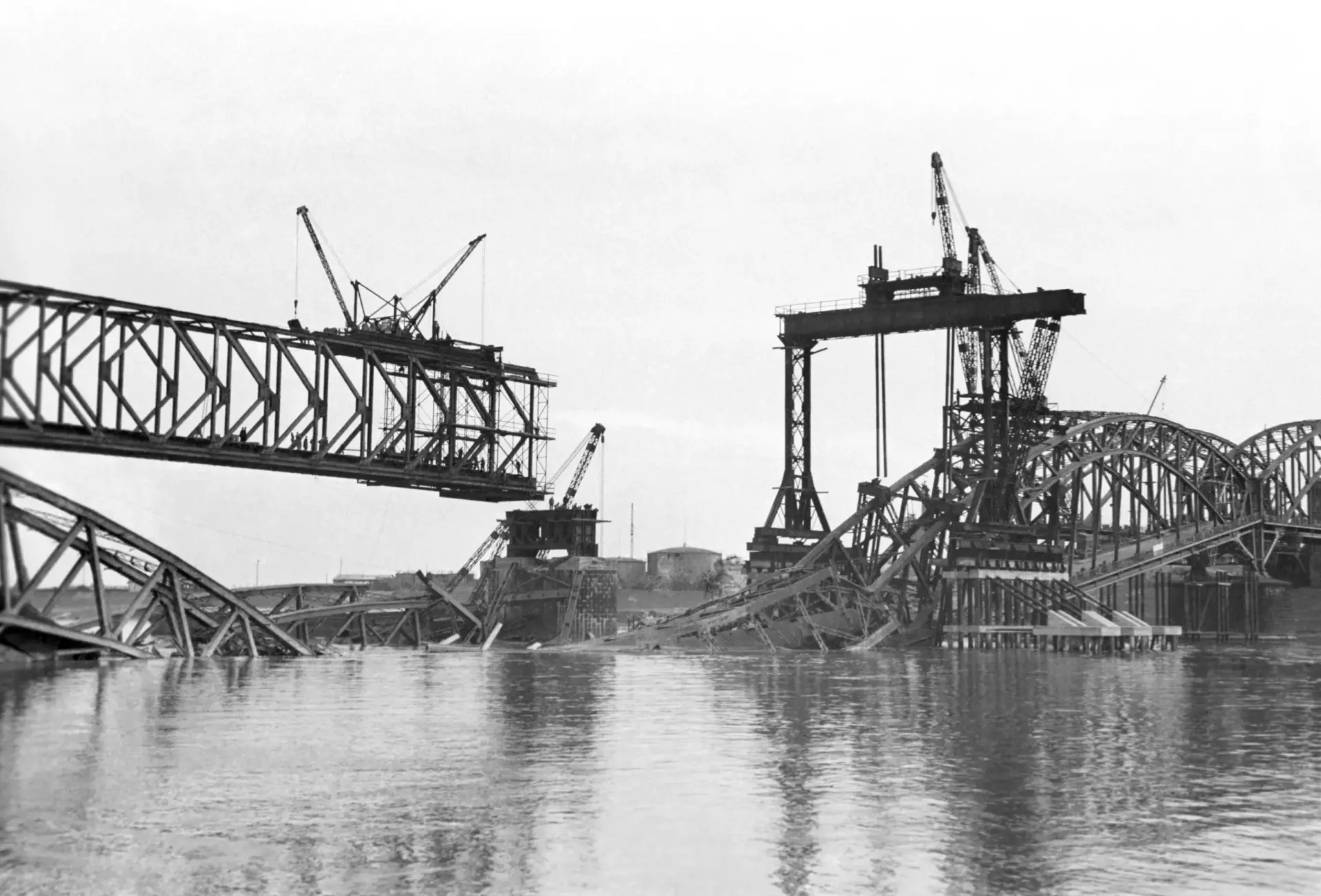 Die Überreste einer zerstörten Brücke liegen in einem Fluss.