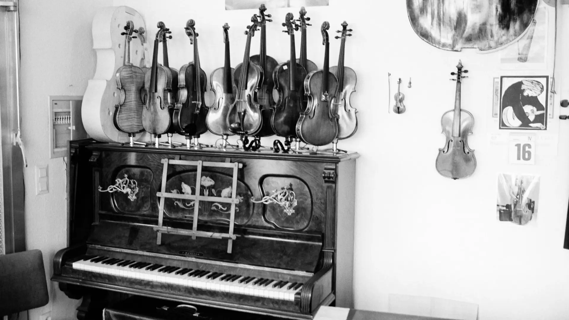 Die Mitglieder eines Orchesters stehen auf einer Bühne.