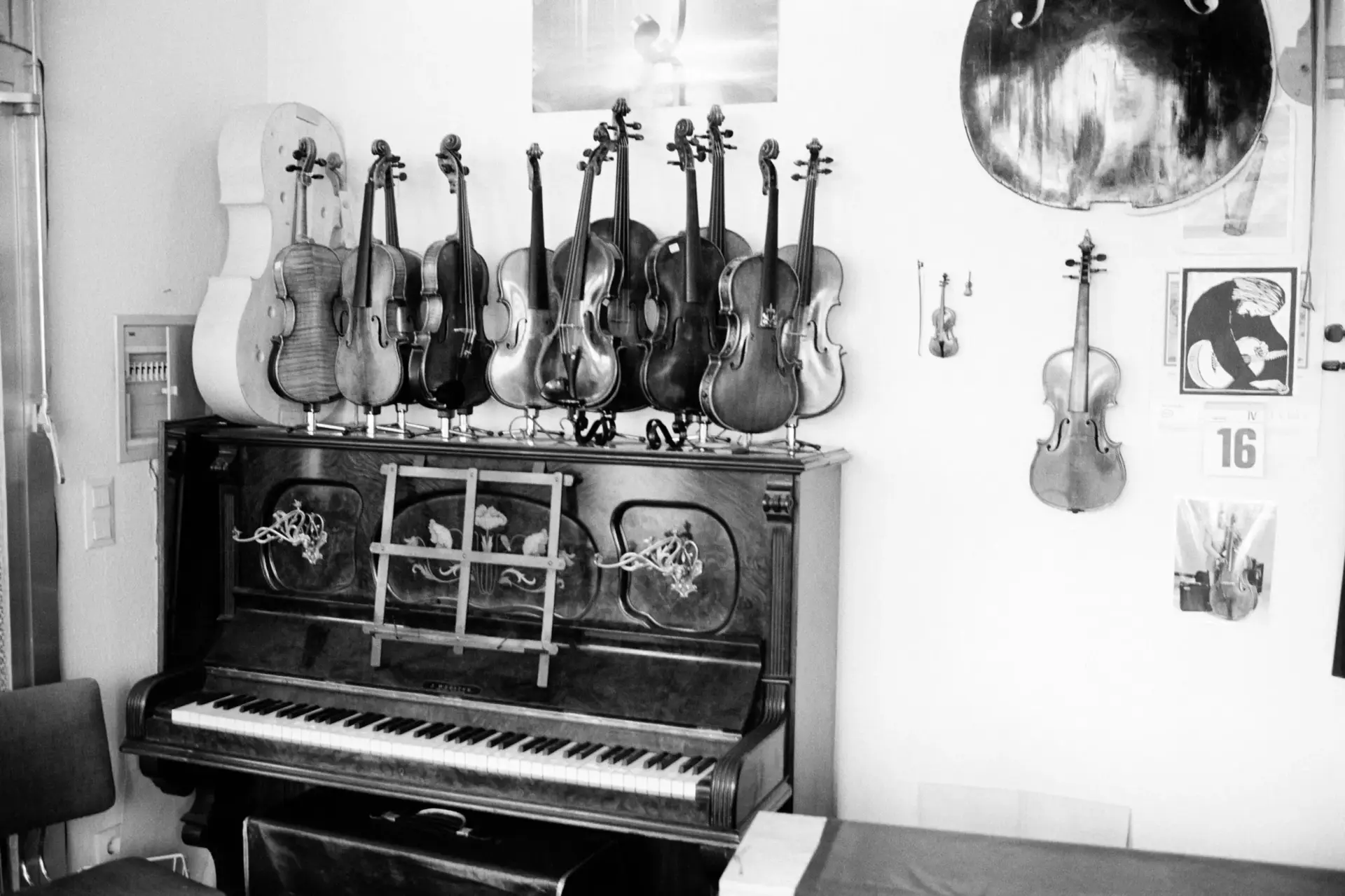 Innenaufnahme eines Raums mit einem Klavier und Geigen.