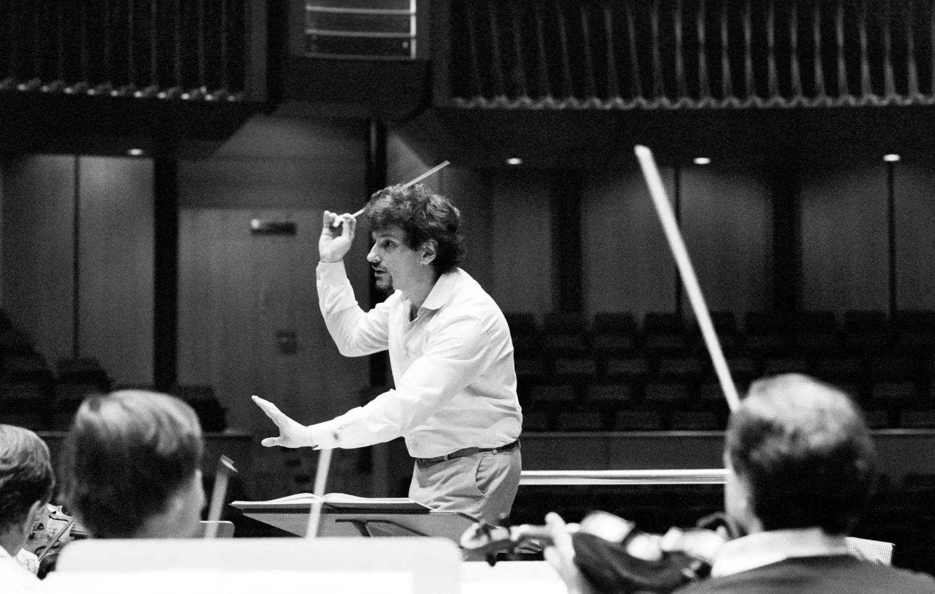 Ein Dirigent dirigiert ein Orchester.