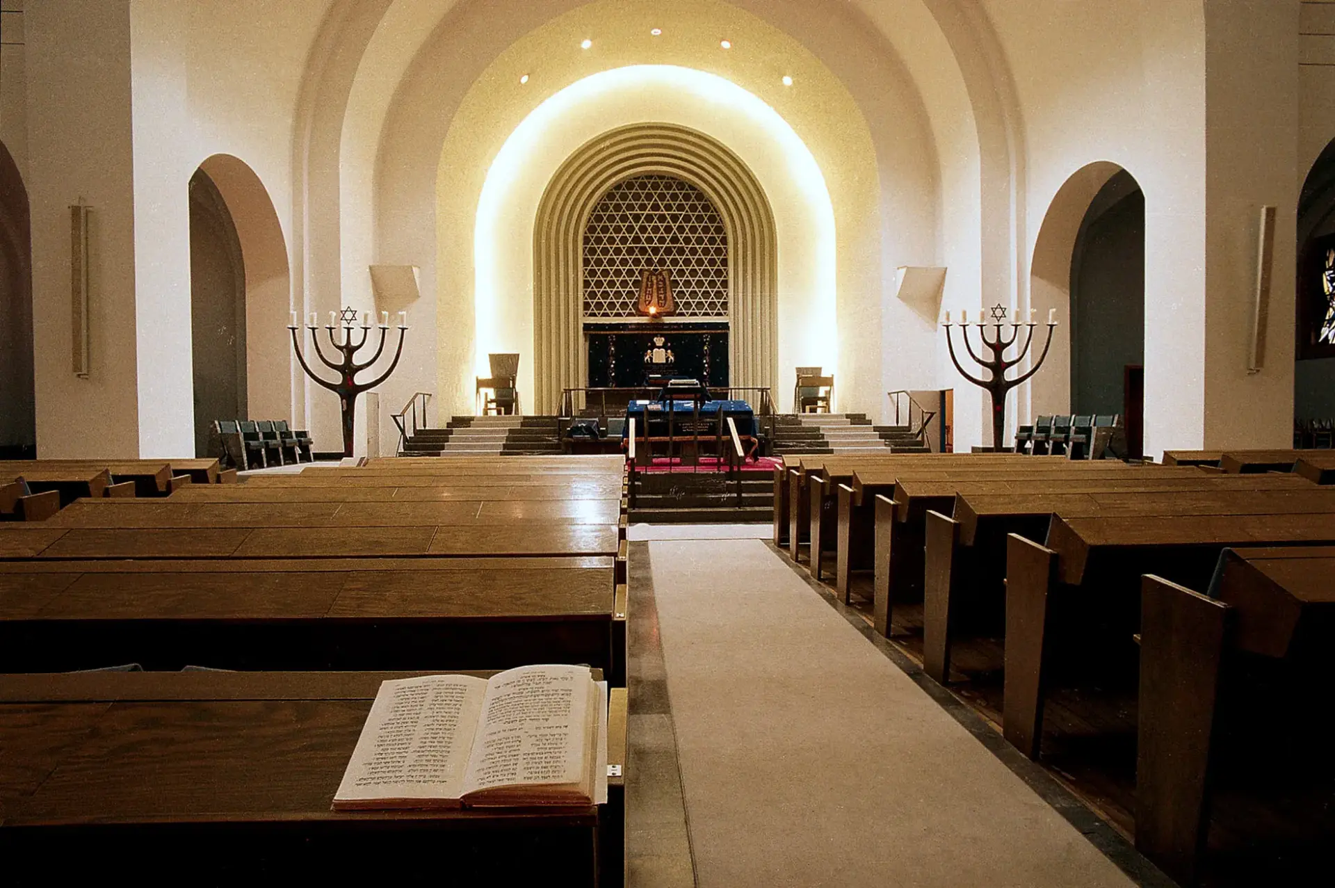 Innenaufnahme einer Synagoge.