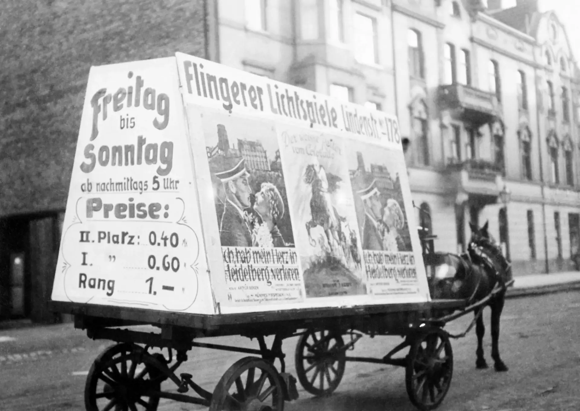 Ein Fuhrwerk mit Kinowerbung.