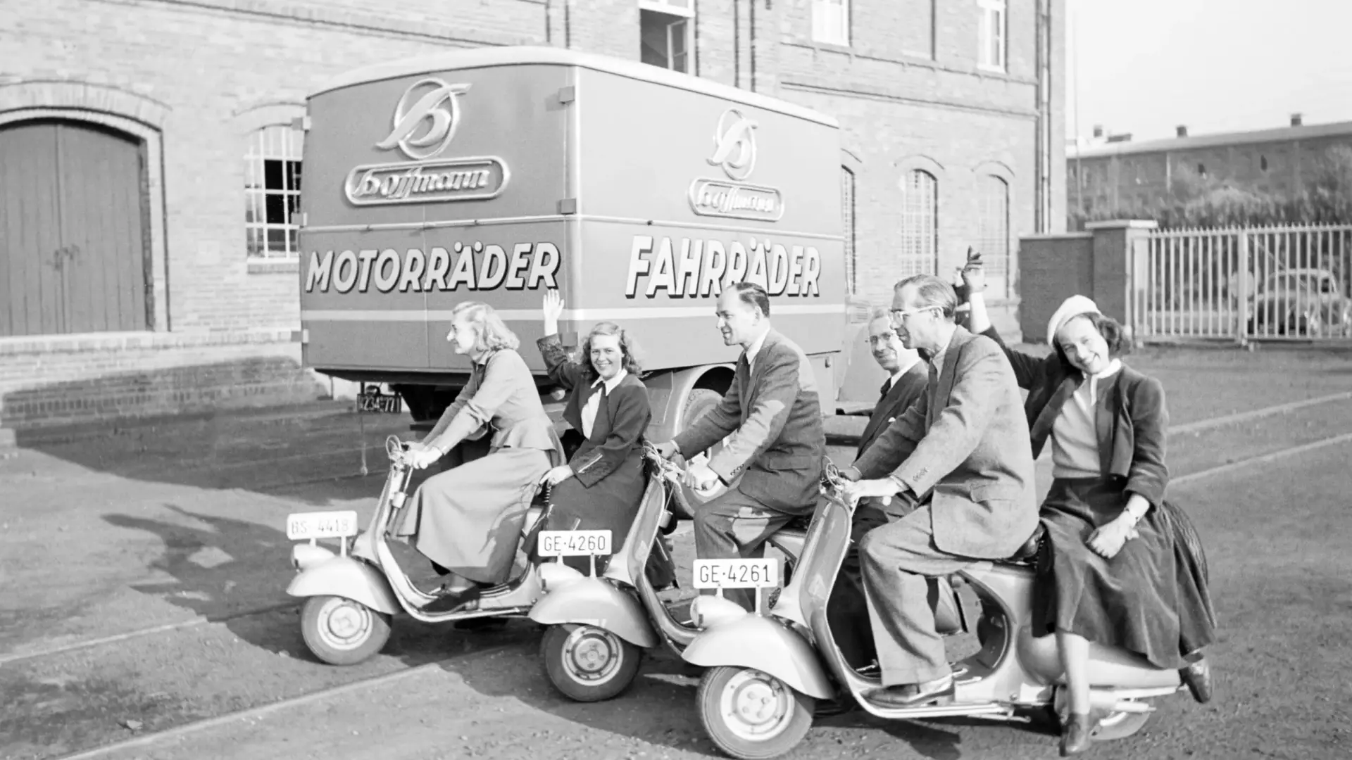 Männer und Frauen werben für Motorräder.