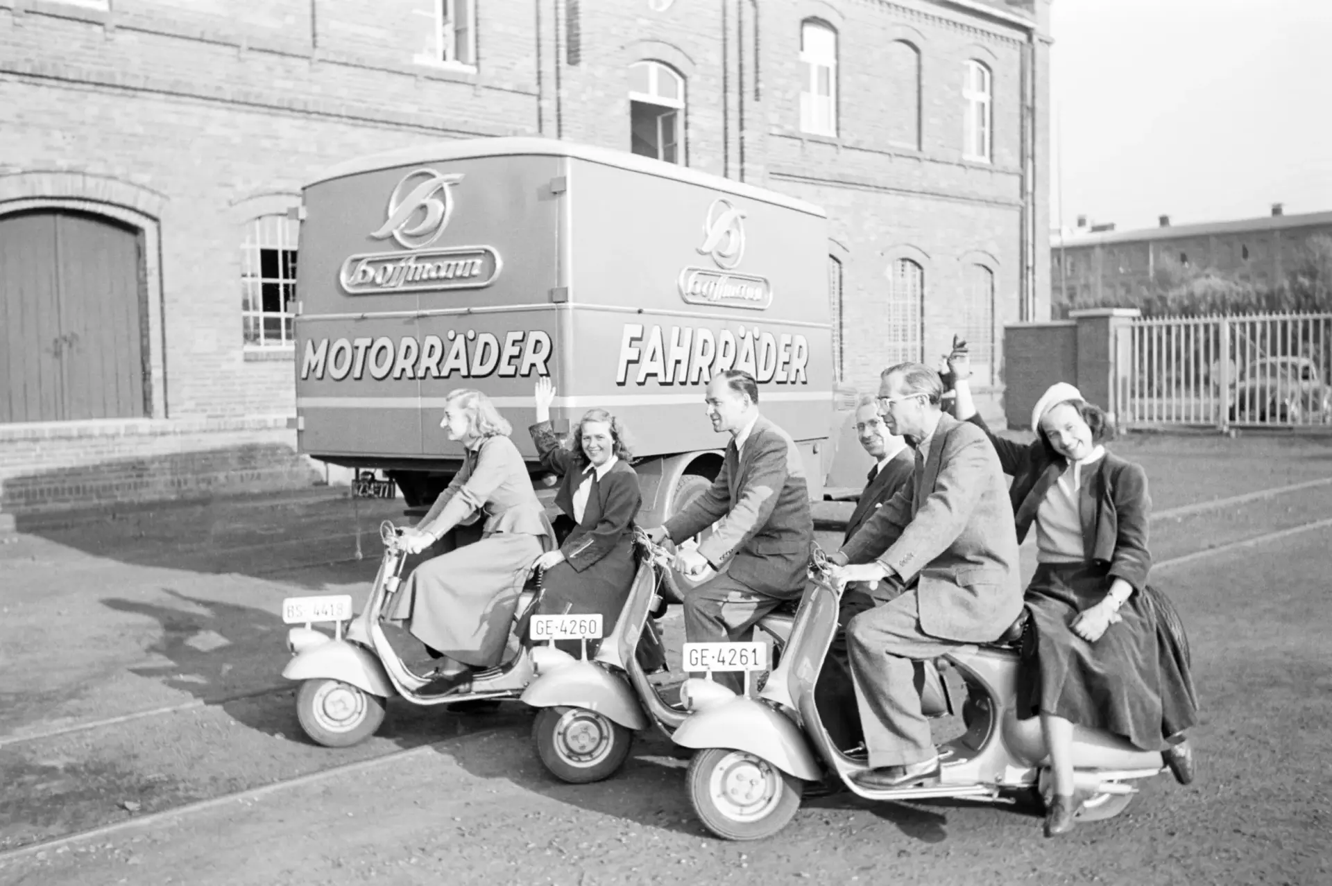 Männer und Frauen werben für Motorräder.