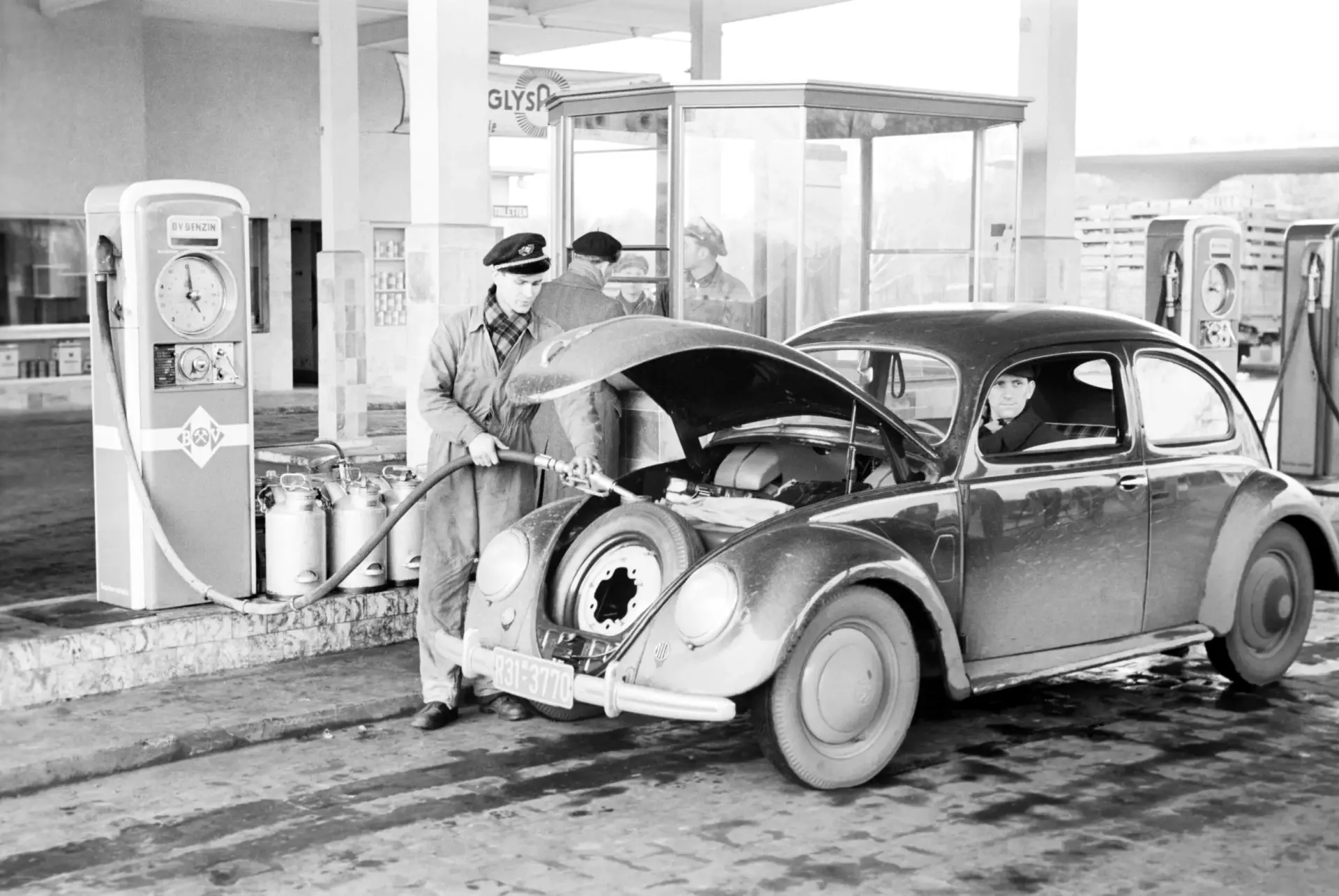 Ein Tankwart betankt ein Fahrzeug.