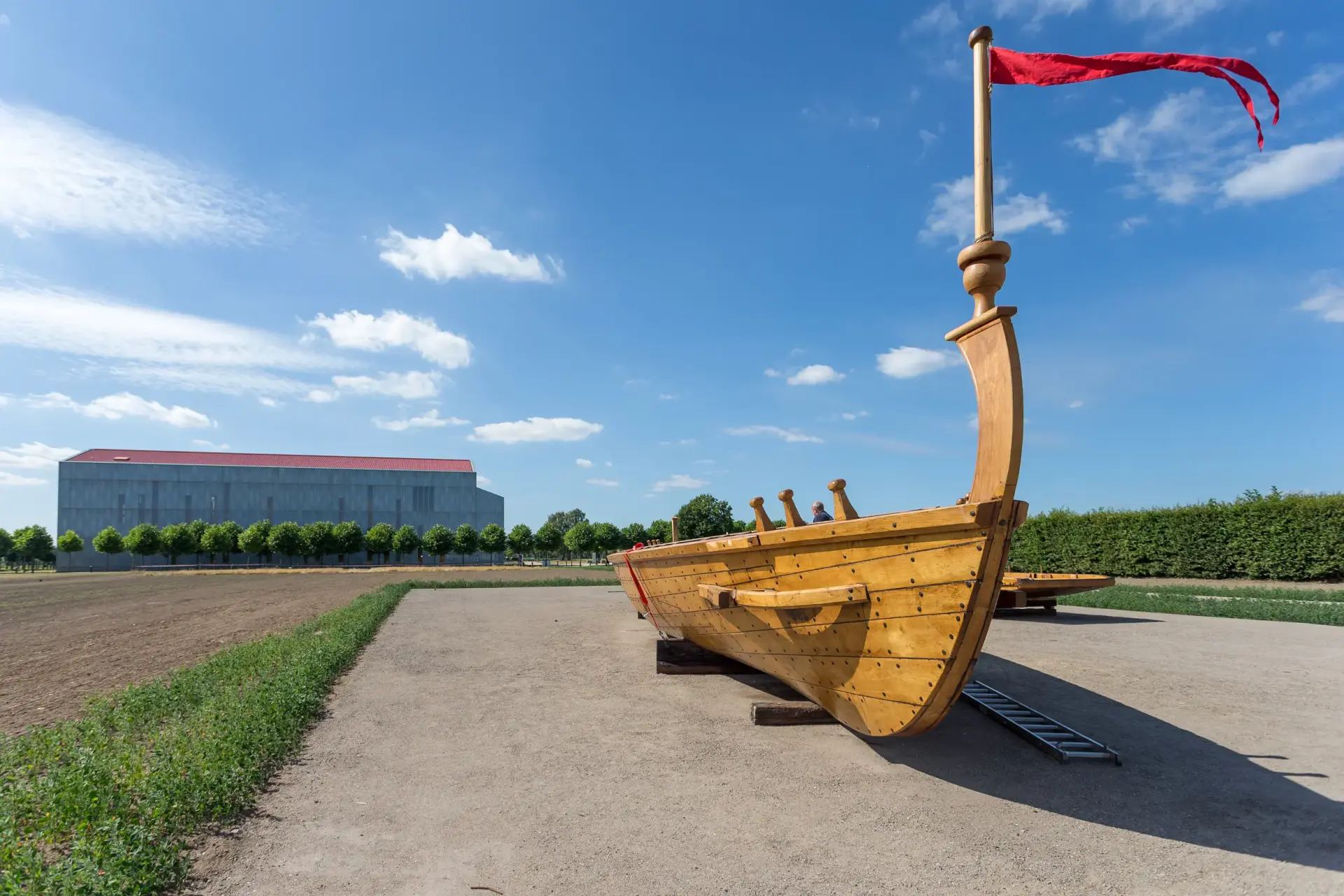 Ein nachgebautes römisches Schiff steht auf einem Weg.