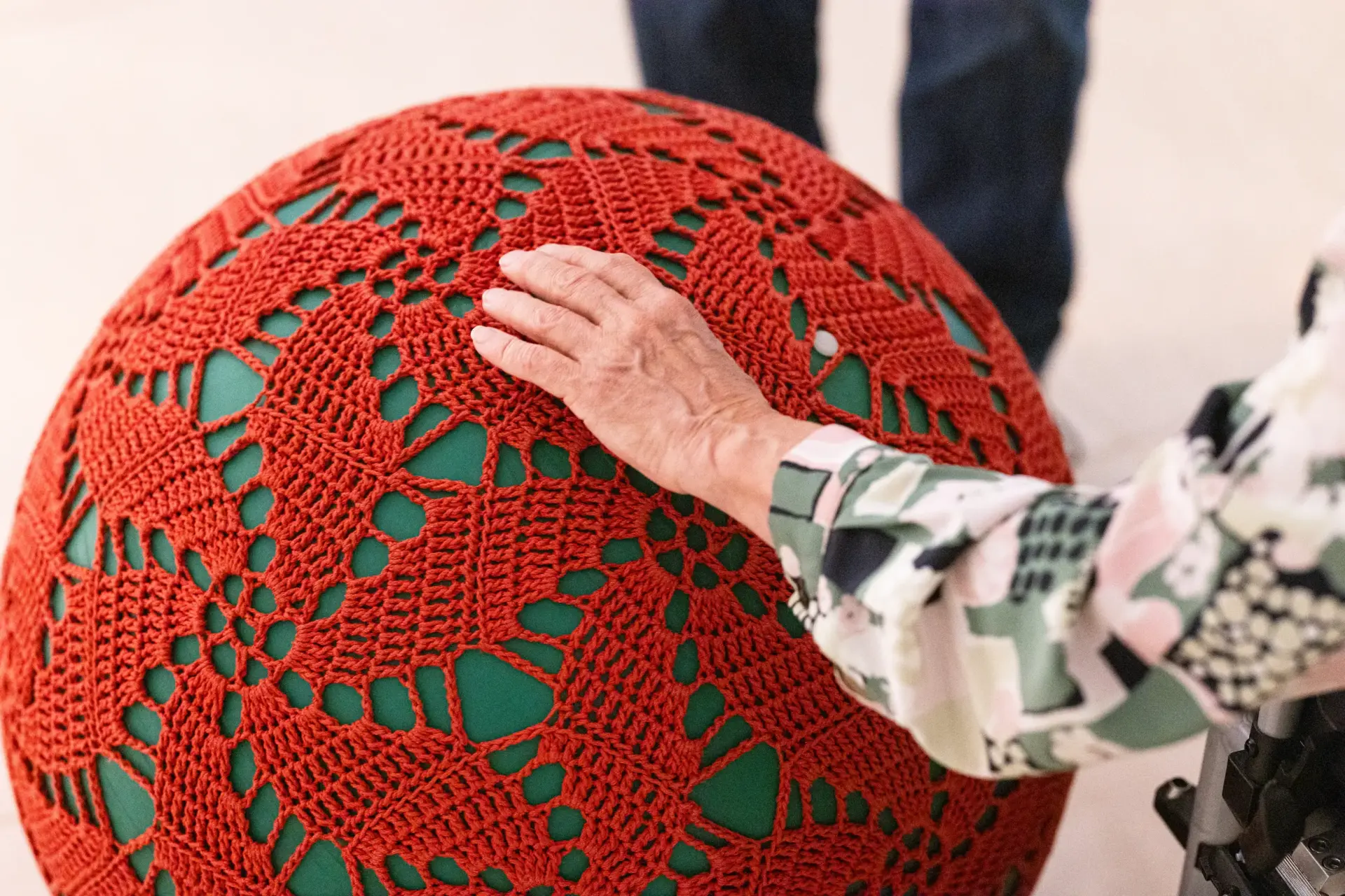 Eine Hand liegt auf einem Ball.
