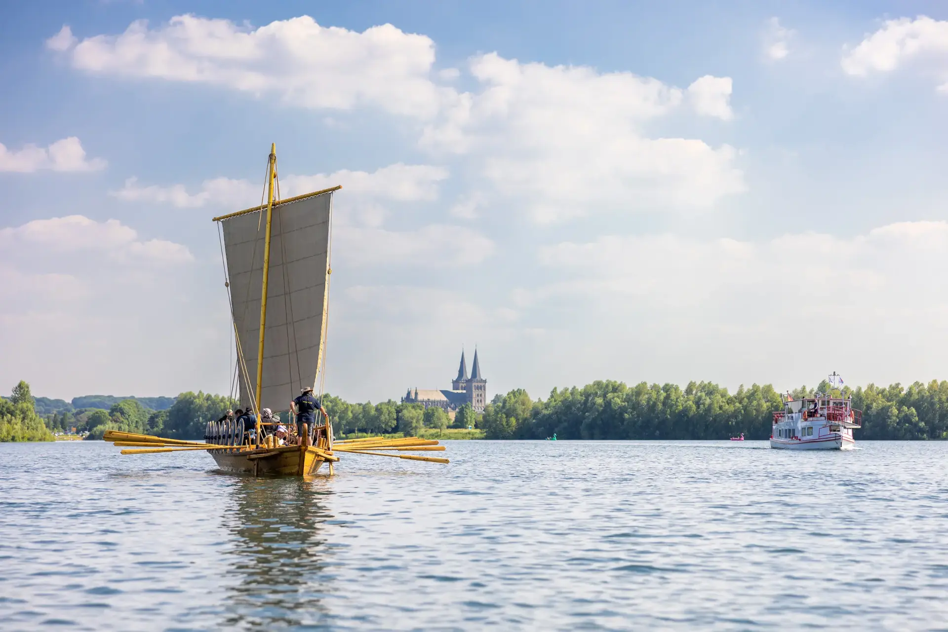 Ein nachgebautes römisches Schiff auf einem See.