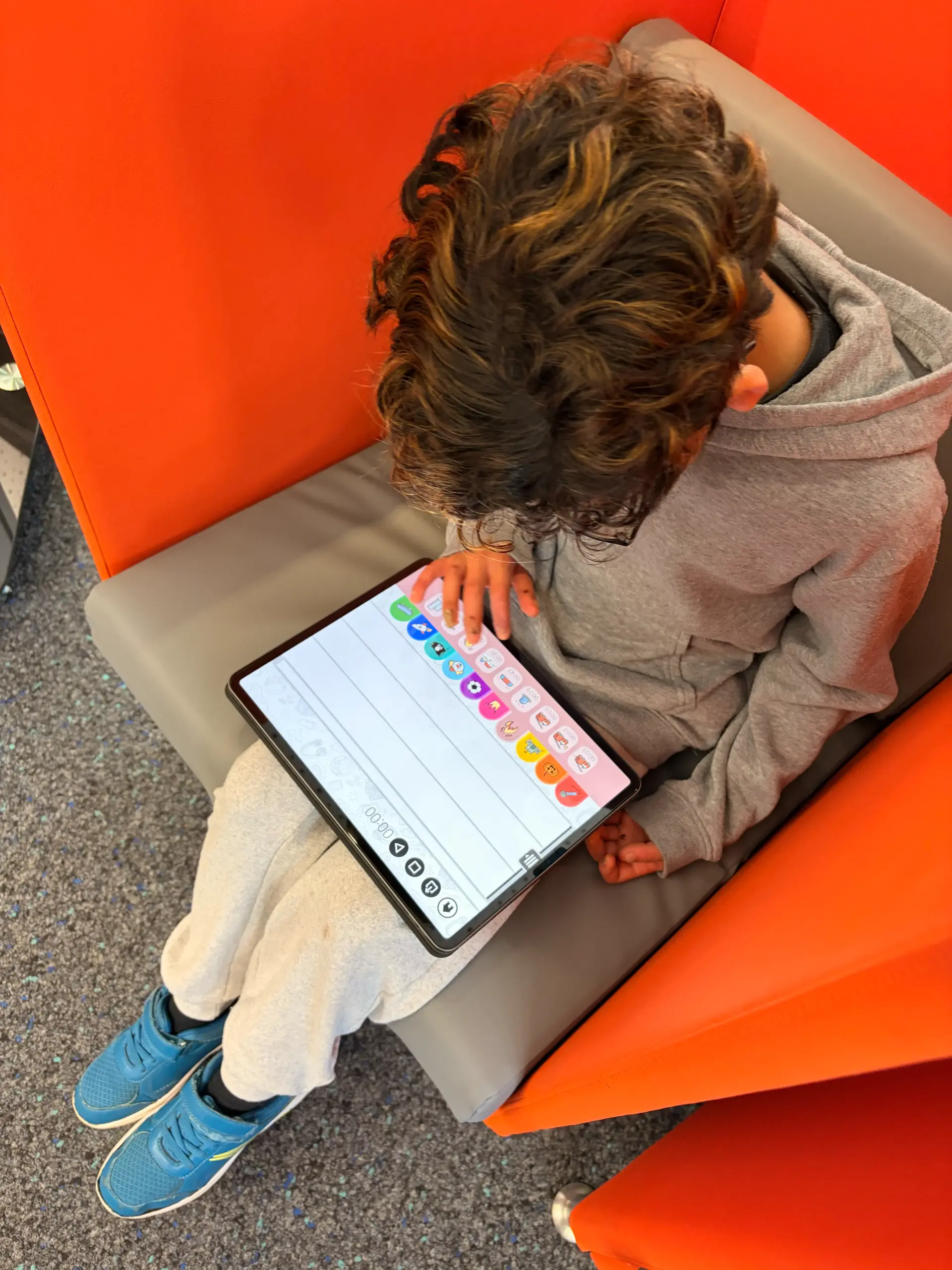 Schüler nimmt ein Jingle mit einer Hörspiel-App auf