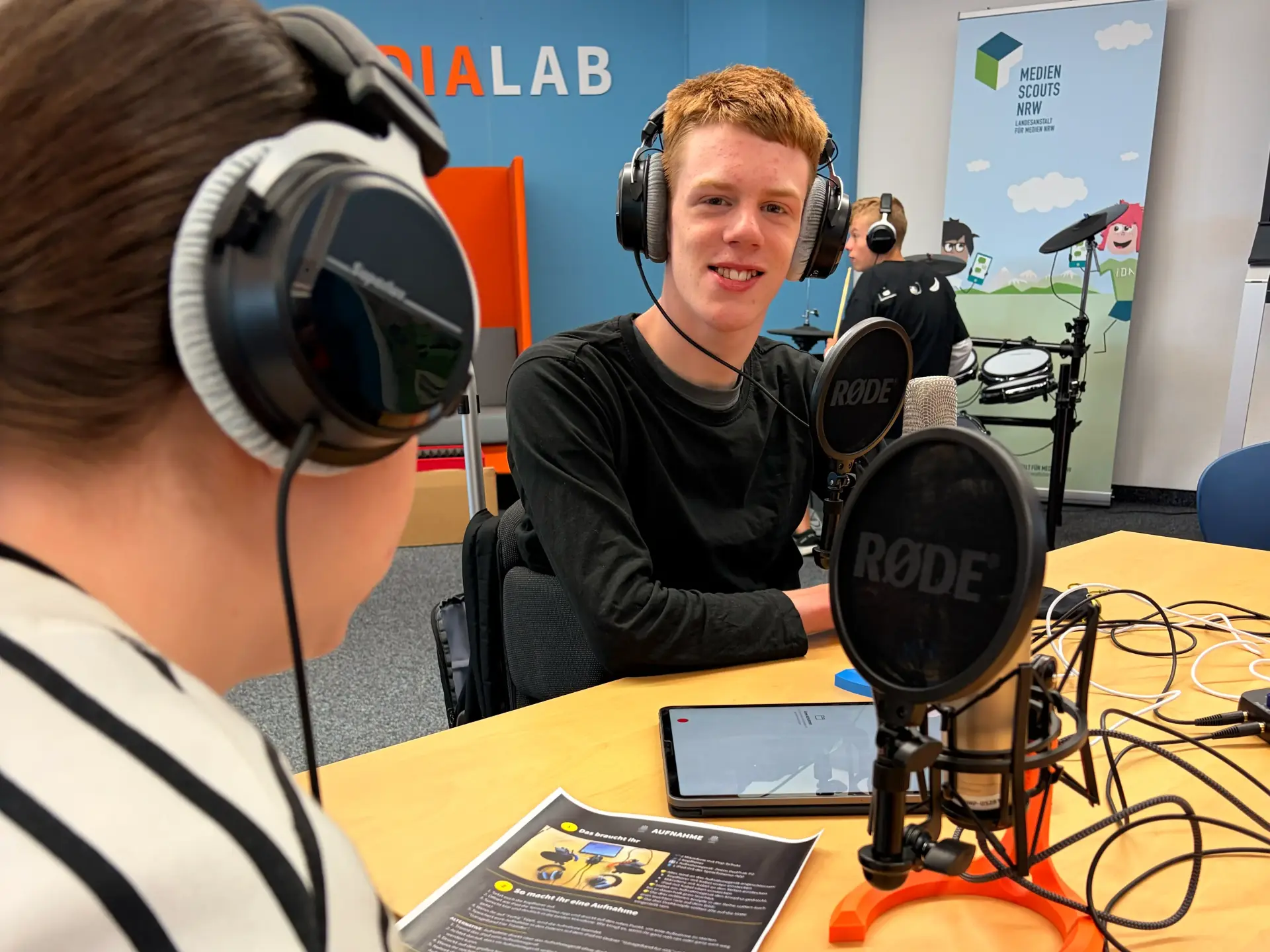 Schüler*innen nehmen eine Podcast-Folge auf