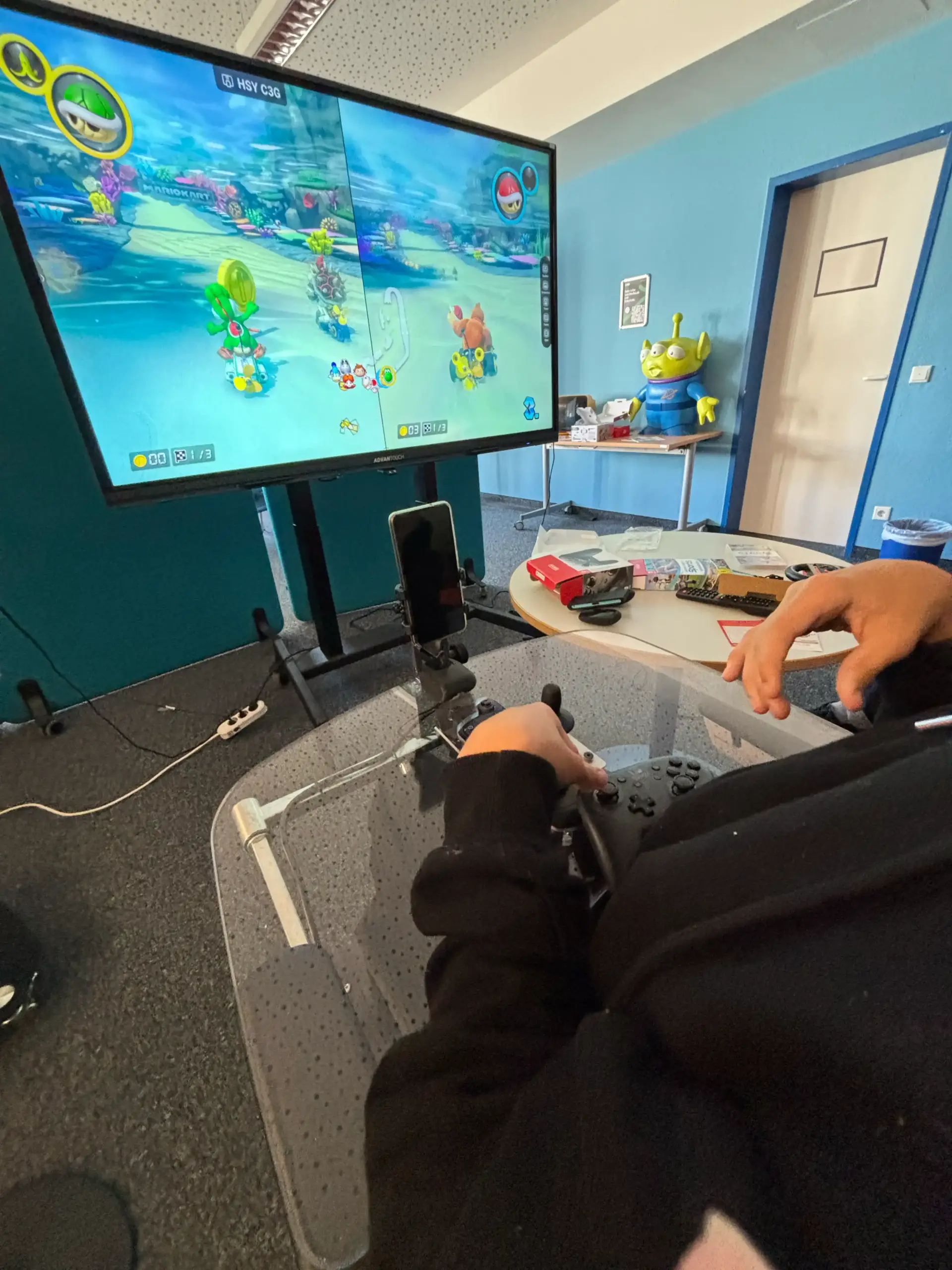 Schüler spielt Computerspiel
