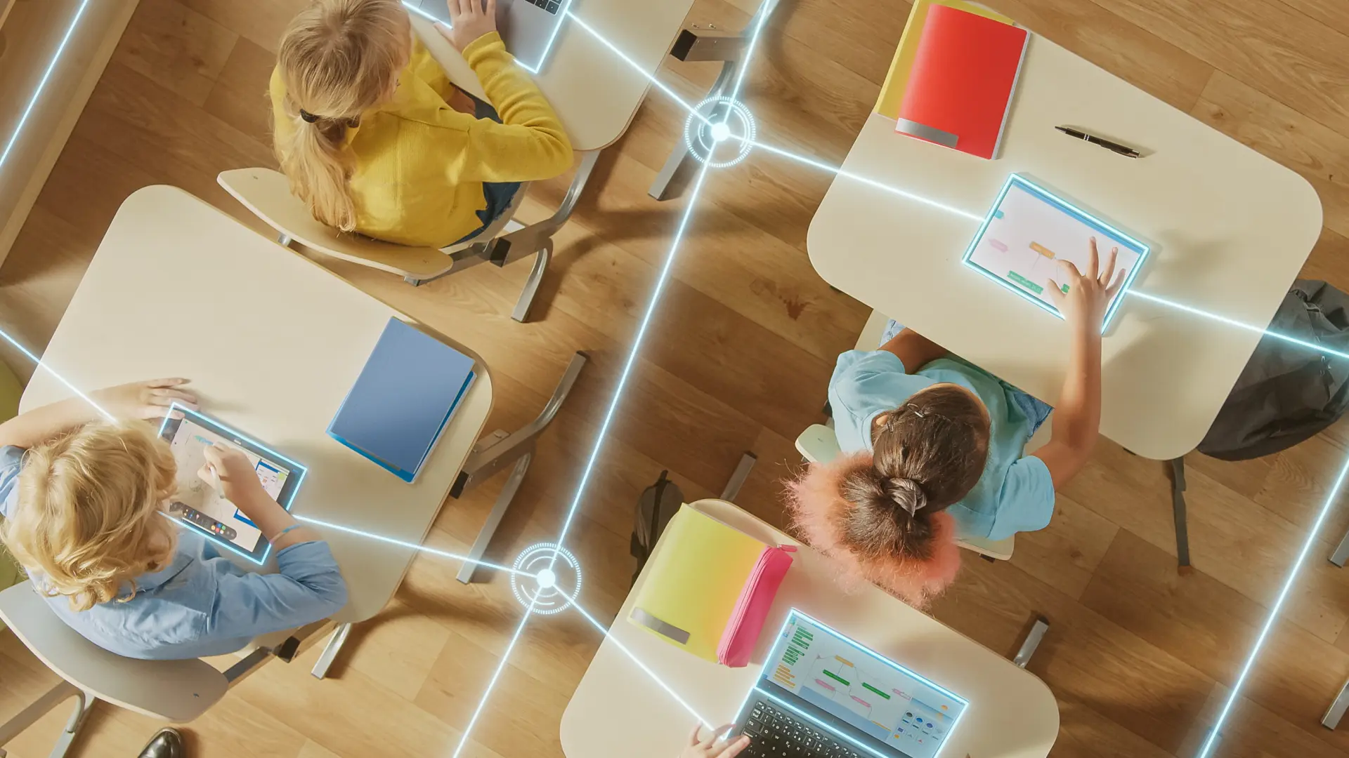 Schüler*innen lernen mit digitalen Endgeräten