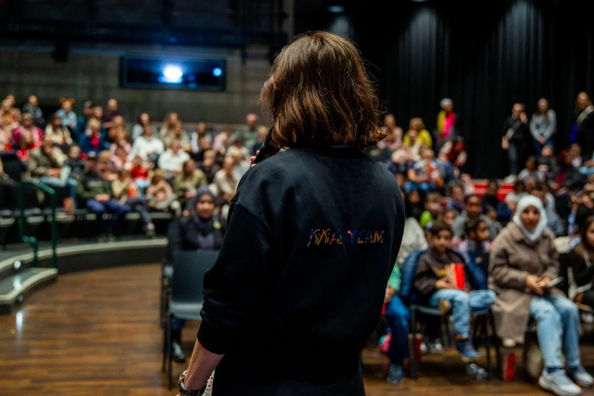 Schüler*innen schauen sich auf Tablet einen Film an