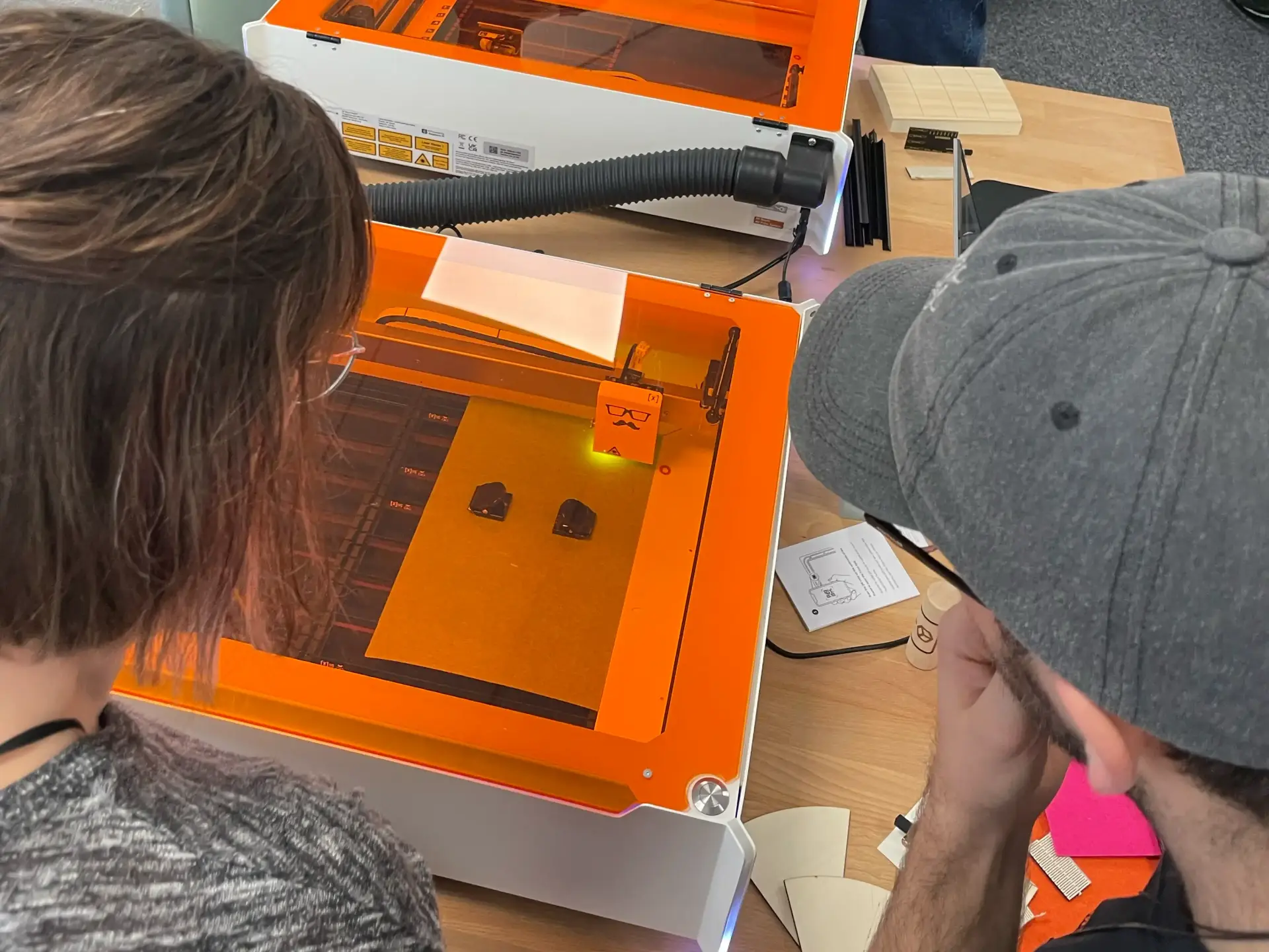 Lehrkräfte lasern Holz im Lasercutter