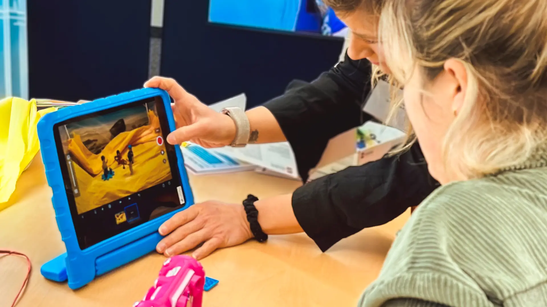 Schüler*innen schauen sich auf Tablet einen Film an