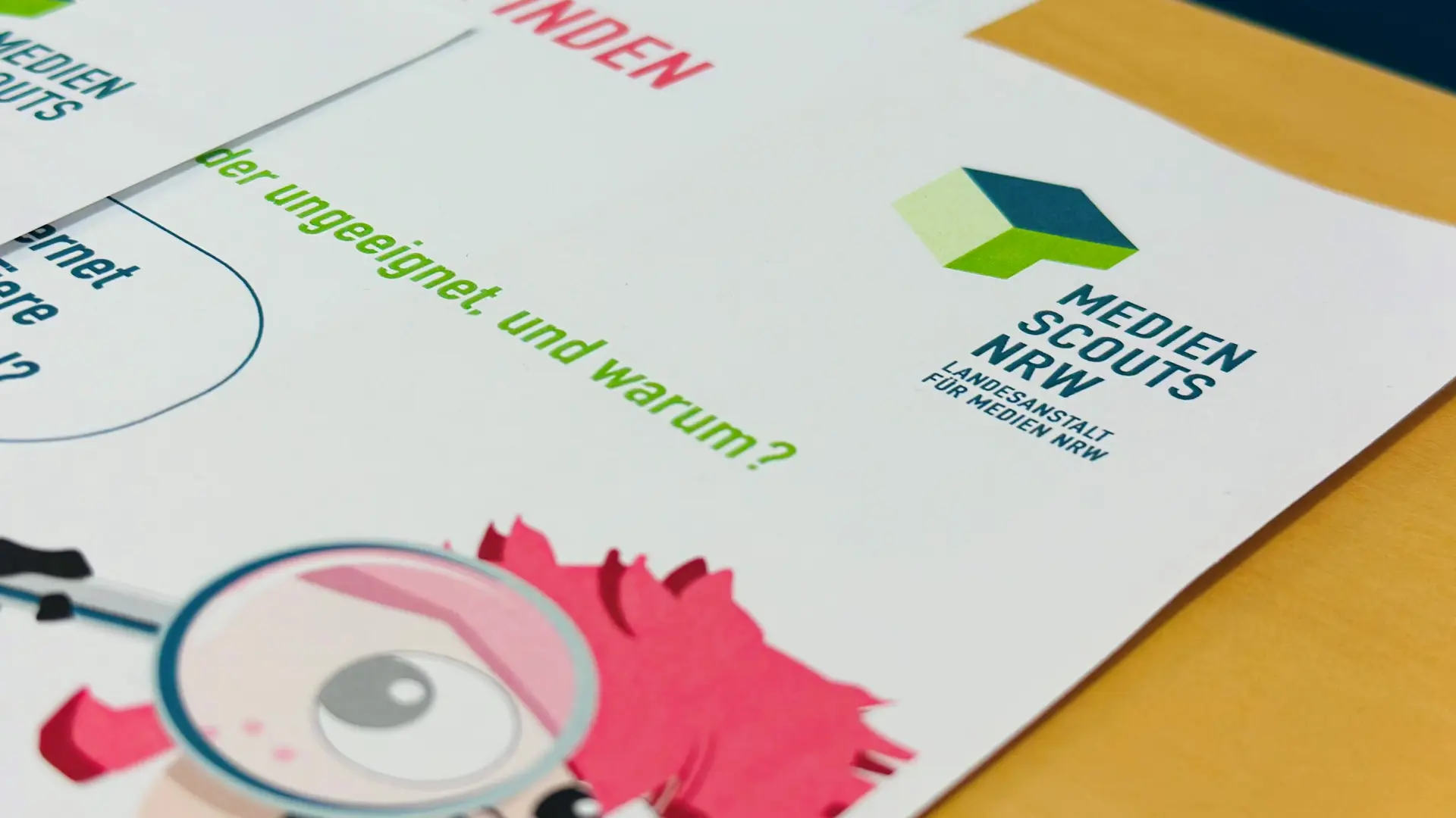 Material der Medienscouts-Schulung liegt auf einem Tisch.