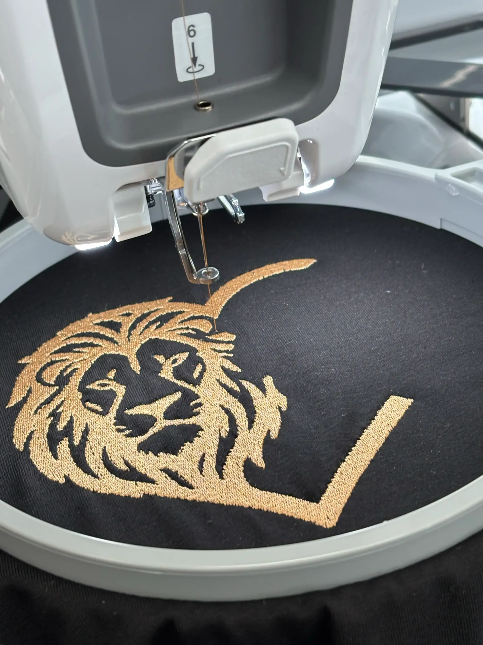 Goldenes Motiv mit Stickmaschine gestickt