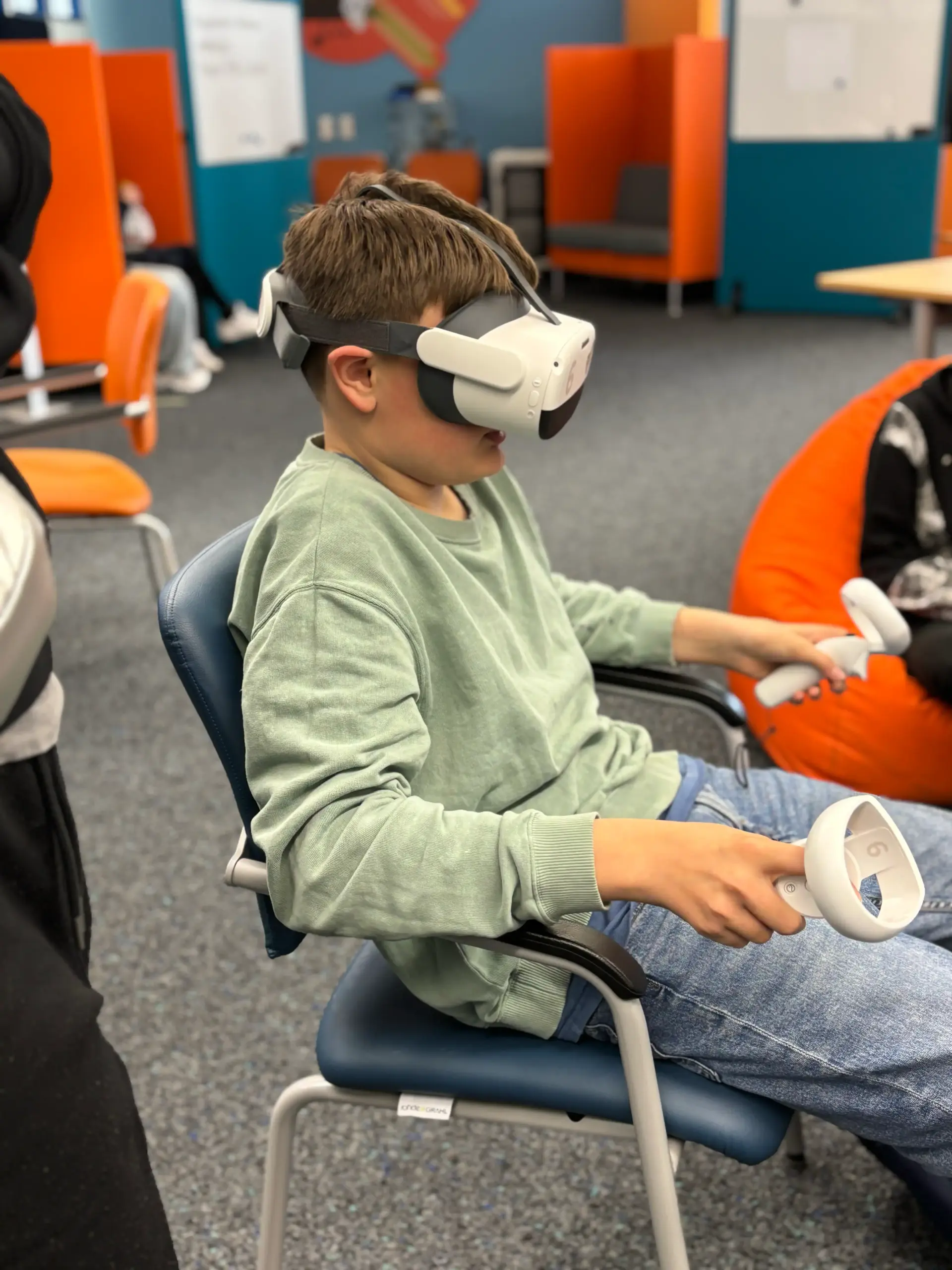 Schüler trägt eine VR-Brille