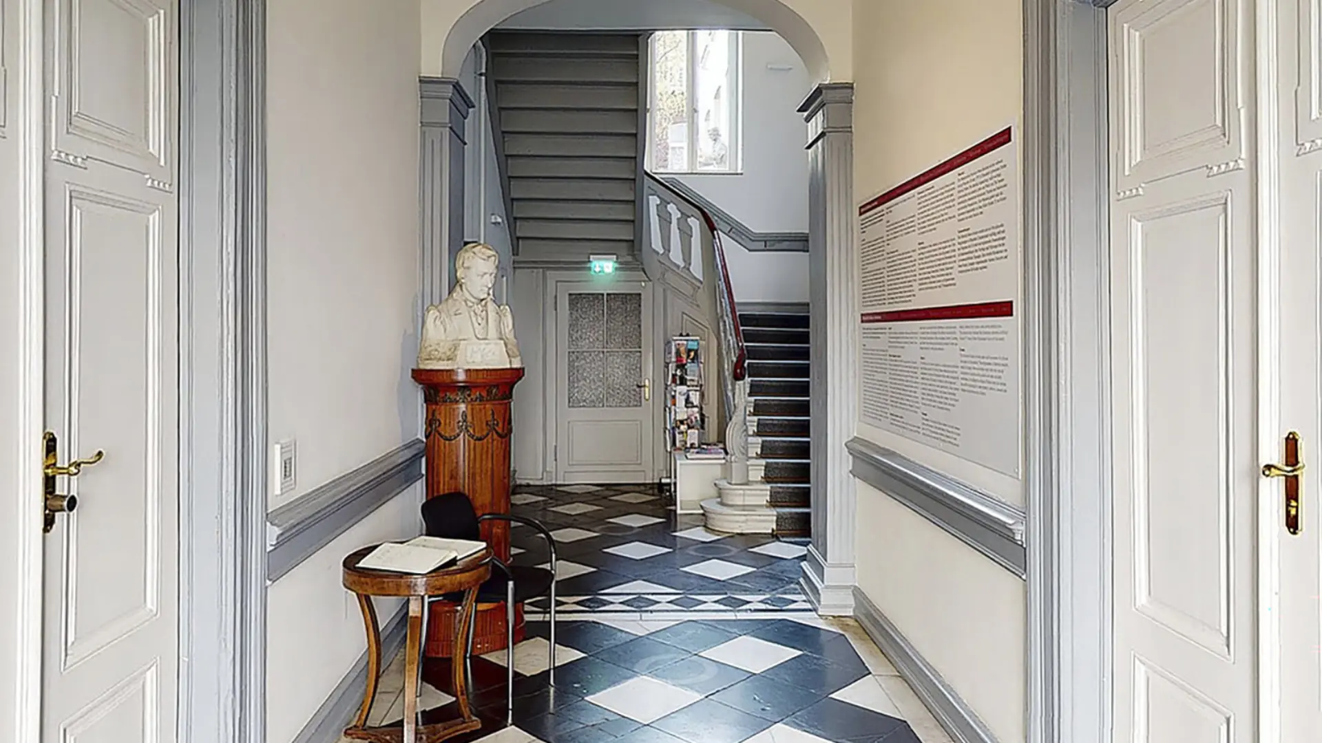 Blick in den Flur des Heinrich-Heine Instituts in Düsseldorf