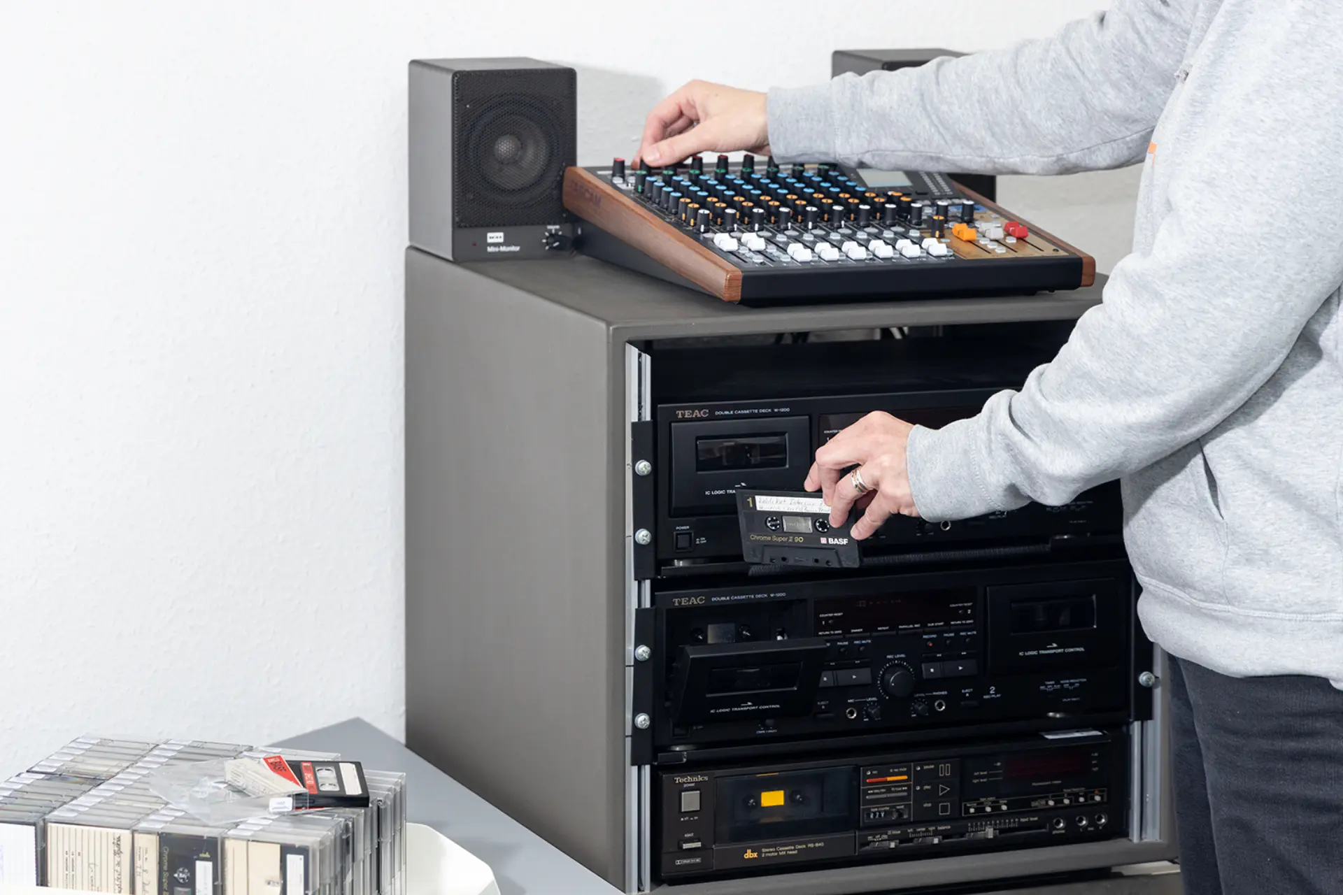 Person mischt mit einem Mischpult Audios für eine Aufnahme