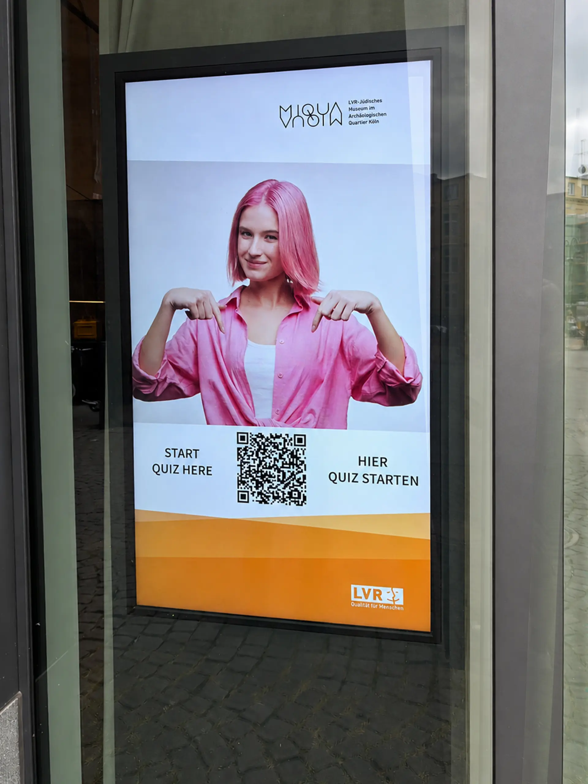Digitale Stele im MiQua Forum mit QR-Code zum Starten eines interaktiven Quiz per Smartphone