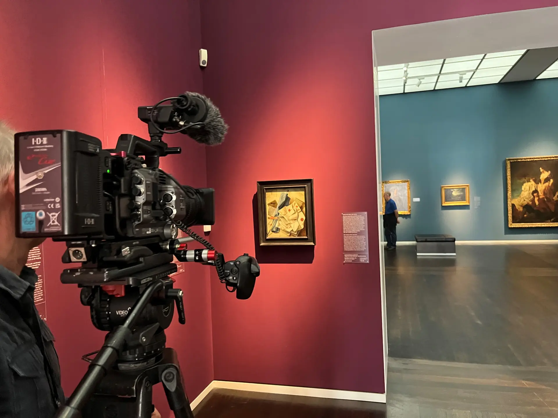 Kameramann filmt ein Gemälde im Museum