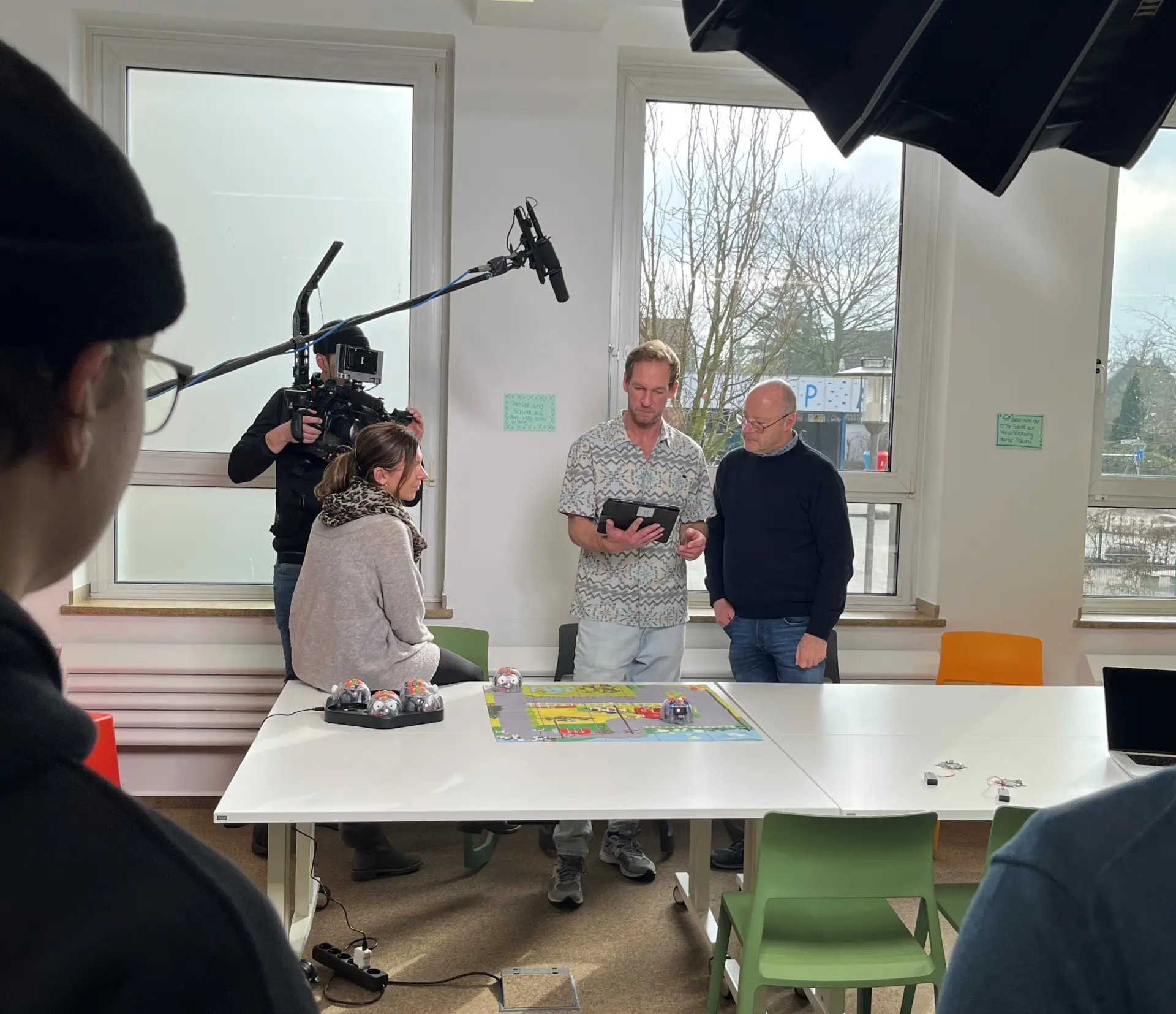 Eine Szene im Digitallabor wird mit einem Tontechniker über eine Angel akustisch erfasst.