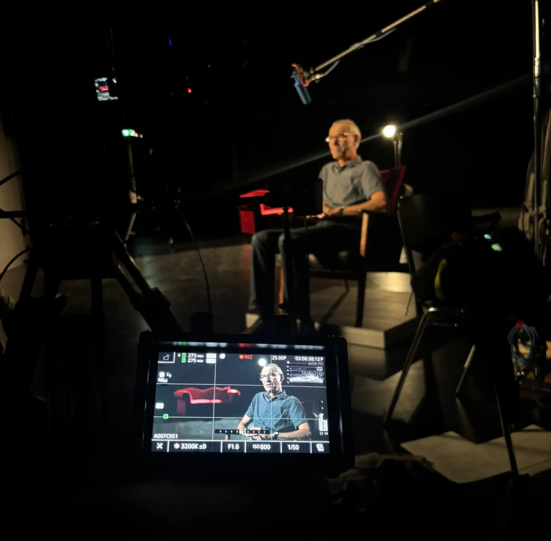 Ein Mann wird für ein Interview gefilmt.