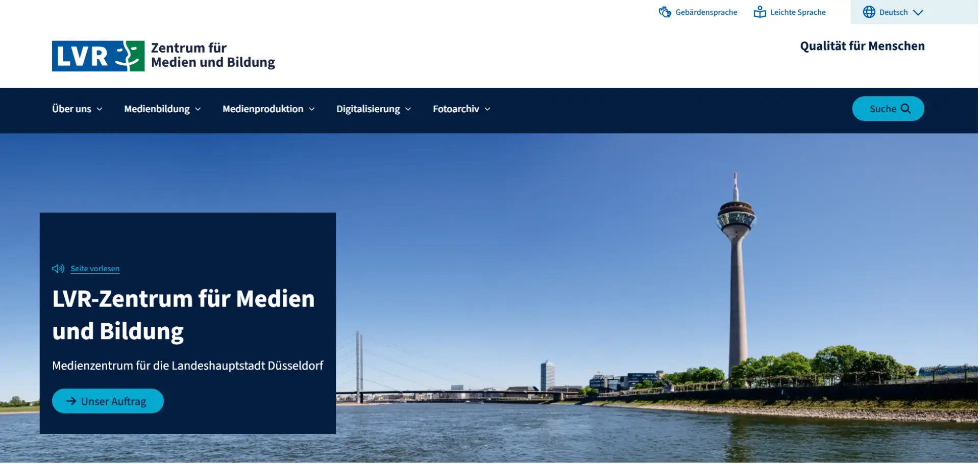 Rhein in Düsseldorf mit Funkturm und Rheinbrücke 